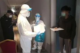 疫情期间，一男子与5名女同事被隔离在屋里生活图片