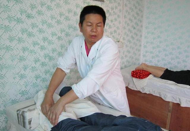 90后小伙假装盲人按摩师，专给富婆做全身服务，他：我要守住底线
