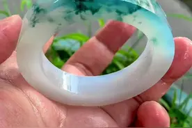 老坑正冰种飘蓝花毛胚：半山半水的意境图片