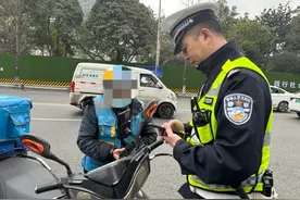 外卖骑手逆行、侵走机动车道 成都交警1小时处罚7起图片