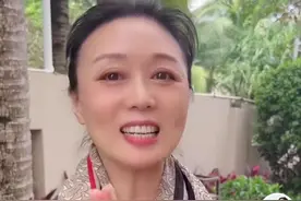 60岁吴琼海南过年秀戏腔，素颜出镜眼纹多，身边不见小15岁老公图片