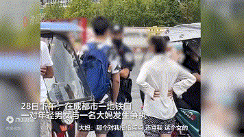 一大妈捡到手机后，向失主索要600元，对方只愿给100元，最终大妈分文未得，崩溃地蹲在地上大哭。图片