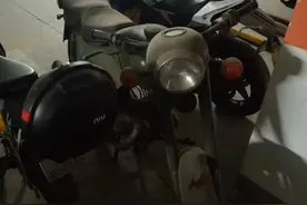 在2022年还能见到幸福牌摩托车，当年绿色是邮局专用，红色是家用图片