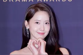 林允儿蓝色抹胸长裙造型清新靓丽 对镜比心露甜笑图片