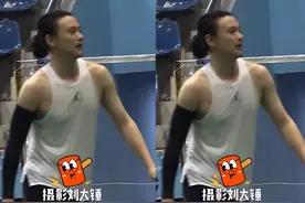 周一围穿背心打球被偶遇，全身湿透胸肌突出，蓄长发被嘲太油腻图片