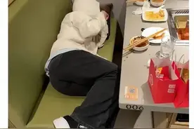 凌晨4点半，一门店睡满人，“现场一发不可收拾”！评论区吵翻，海底捞又上热搜，最新回应！图片