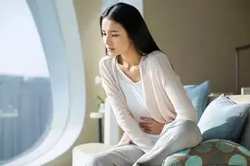 女生例假期间，为啥会排出像“肉”一样的血块呢？妇科医生解答图片