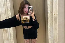贾静雯18岁长女晒自拍，独自在美国庆生，穿吊带裙身材丰腴超自信图片