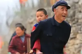 为啥老人身上总有一股味？建议：50岁后远离4个习惯，老了或没味图片