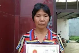 新婚丈夫在老山牺牲,为撑起家妻子改嫁大伯哥,30年后祭拜爱人痛哭图片