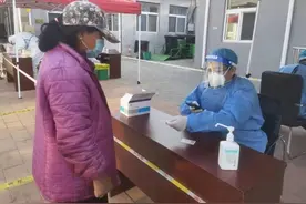 他蓝衣冲锋不负初心使命，她白衣执甲护生命无恙图片