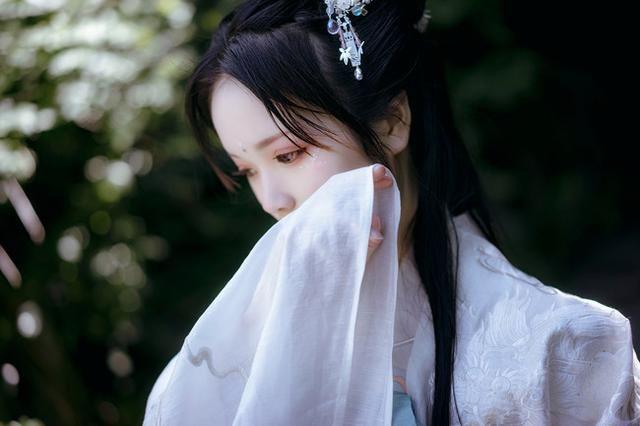 10句关于浪漫爱情的著名诗句，句句柔美深情，值得一读