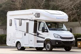 3.0T发动机配12度电，还有1000W太阳能板！这款房车适合退休生活图片