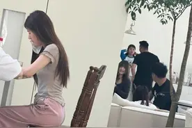 网友咖啡店偶遇赵露思，身边有保镖随行，脚上增高鞋抢镜图片