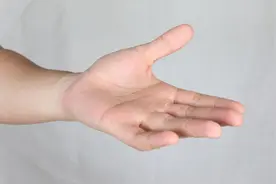 孩子手脚脱皮就是缺乏维生素？别乱补，小心适得其反图片