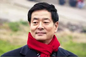 演员濮存昕：家人相继离世，69岁的我为了照顾老母亲，却不敢老去图片