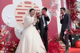 婚礼40分钟，新郎哭30分钟，新娘边笑边帮擦泪：按规矩，你抢活了图片