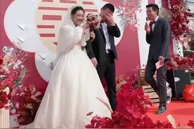 婚礼40分钟，新郎哭30分钟，新娘边笑边帮擦泪：按规矩，你抢活了图片