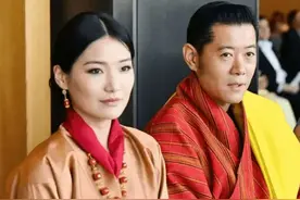 不丹国王：17岁登位，娶同胞4姐妹生10个孩子，51岁退位享福图片