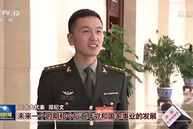 确保如期实现建军一百年奋斗目标——解放军和武警部队代表分组讨论二十大报告图片