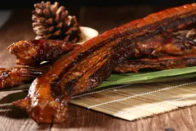 腊肉放冰箱冷冻，难怪不好吃？教你一招，放半年不坏，口感不变图片