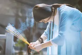 寺庙上烧时，该用哪只手上香？不要愚痴了图片