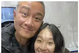 40岁文章和15岁女儿合影，一头白发满面苍老：其实，男人更怕离婚图片