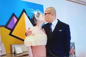 大S具俊晔甜蜜拥吻照曝光，大S穿粉色抹胸礼服主动索吻，性感撩人图片