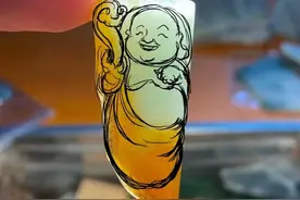 一个有韵味的飘黄翡翠小边角料，几经改稿最后雕刻精美的斗胜佛像图片
