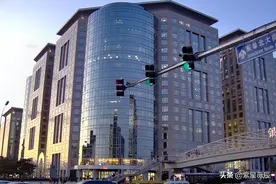 天安门东1公里，有块华人首富李嘉诚的豪华地产，一年收租几十亿图片