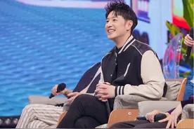 潘玮柏出席节目，穿棒球服阳光少年范十足，42岁毫无“大叔感”图片