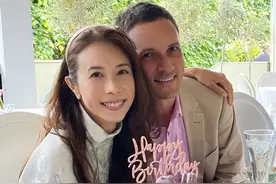 莫文蔚52岁生日被老公搂腰超腻歪！穿旗袍戴蝴蝶结，开心成眯眯眼图片