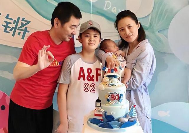 内地娱乐圈7位年逾50仍未婚的著名女星，谁让她们变成了这样？