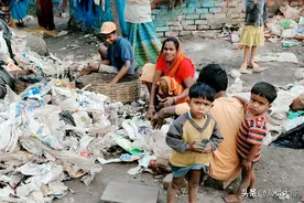 船到孟加拉国，当地30元就可娶老婆，贫民窟的生活，让人不忍直视图片