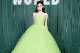 VOGUE周年红毯：周冬雨身材干瘪，龚俊花蝴蝶，刘雯秒杀全场图片