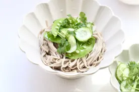老公下厨做快手“日式荞麦凉面”，5分钟上桌，调味汁清爽低脂图片