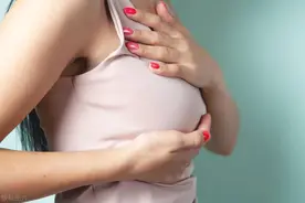 什么是巨乳症？罕见的巨乳症是什么原因造成的？快看看巨乳的烦恼图片