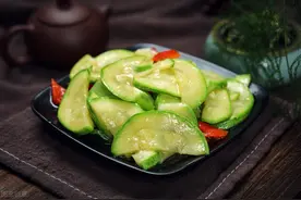 手把手教你炒西葫芦，多做2步，爽脆入味不出水，比饭店的还好吃图片