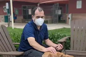 狗能够有多记仇？长沙一黄狗因被诊所绝育，长期到店门口“骂街”图片