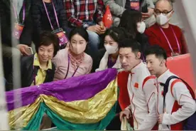 张怡宁带女儿观看马龙许昕表演，郭晶晶捂嘴笑，四大奥运冠军合照图片