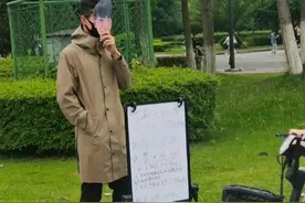 四川大学将男厕改女厕惹争议，男生发纸尿裤抗议图片