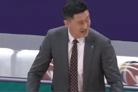 CBA技术台停表5秒后，拍桌子向新疆替补席示威！不仅不认错还挑衅图片