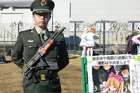 警惕！日本人身穿解放军军装，手持中国国旗，他们究竟有何目的？图片