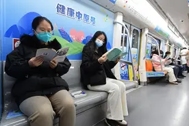 发车啦！“健康中原号”专列亮相郑州地铁1号线图片