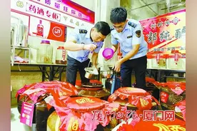 厦门突击检查一白酒作坊，无证！还发现1000公斤白酒半成品图片