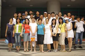 一场同学聚会揭露，在大城市打拼和在县城奋斗，差距不止一星半点图片