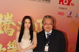 菊梓乔昨日离巢TVB今日拄拐现身对手台，自曝有三间公司投橄榄枝图片
