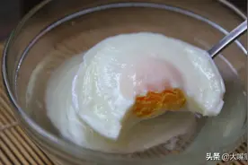 煮荷包蛋不能开水下锅，难怪散花起沫！学会4个技巧，好看又好吃图片