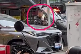 长沙一小伙进餐馆抢走一把菜刀，架自己脖子上与警方对峙图片