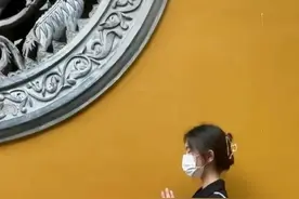 明明自己都过的不尽人意 却偏偏见不得这人间疾苦图片